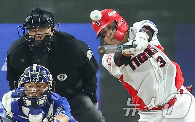 28일 오후 광주 북구 기아챔피언스필드에서 열린 프로야구 '2024 신한 SOL 뱅크 KBO 포스트시즌' 한국시리즈 5차전 삼성 라이온즈와 기아 타이거즈의 경기, 4회말 2사 주자없는 상황에서KIA 김선빈이 안타를 치고 있다. 2024.10.28/뉴스1 ⓒ News1 김도우 기자