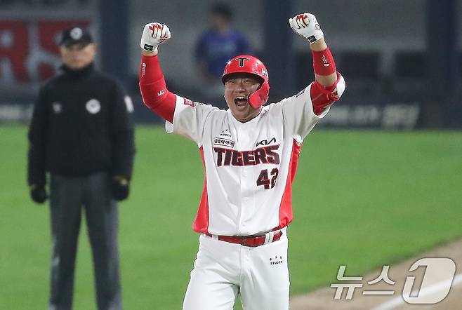 28일 오후 광주 기아챔피언스필드에서 열린 프로야구 '2024 신한 SOL 뱅크 KBO 포스트시즌' 한국시리즈 5차전 삼성 라이온즈와 KIA 타이거즈의 경기, 6회말 1사 1,3루 상황 KIA 김태군이 삼성 임창민을 상대로 1타점 적시 내야안타를 치고 환호하고 있다. 2024.10.28/뉴스1 ⓒ News1 임세영 기자