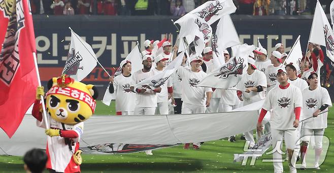 28일 오후 광주 기아챔피언스필드에서 열린 프로야구 '2024 신한 SOL 뱅크 KBO 포스트시즌' 한국시리즈 5차전 삼성 라이온즈와 KIA 타이거즈의 경기에서 7대5로 승리하며 시리즈 전적 4대1로 통합 우승을 차지한 KIA 선수들이 세리머니를 하고 있다. 2024.10.28/뉴스1 ⓒ News1 임세영 기자