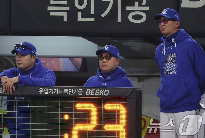 28일 오후 광주 기아챔피언스필드에서 열린 프로야구 '2024 신한 SOL 뱅크 KBO 포스트시즌' 한국시리즈 5차전 삼성 라이온즈와 KIA 타이거즈의 경기, 5회말 삼성 박진만 감독이 경기를 바라보고 있다. 2024.10.28/뉴스1 ⓒ News1 장수영 기자