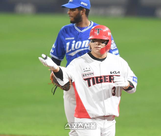 KIA 김선빈이 28일 광주-기아 챔피언스 필드에서 열린 삼성과 2024 KBO 한국시리즈 5차전 4회말 2사 안타를 친 후 세리머니를 하고 있다. 광주 | 최승섭기자 thunder@sportsseoul.com