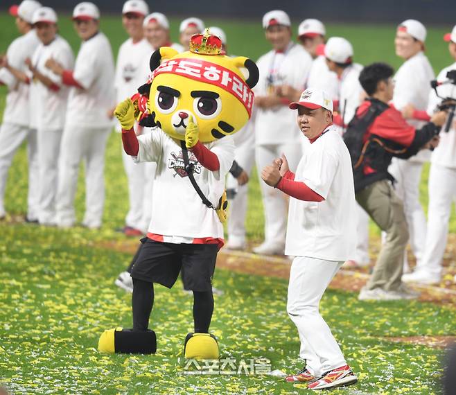 KIA 이범호 감독이 28일 광주-기아 챔피언스 필드에서 열린 한국시리즈 시상식 후 삐끼삐끼 댄스를 하고 있다. 광주 | 최승섭기자 thunder@sportsseoul.com