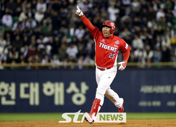 30일 오후 서울 잠실야구장에서 열린 2017 KBO 한국시리즈 KIA타이거즈와 두산베어스의 5차전 경기, KIA 3회초 2사 만루 7번 이범호가 만루홈런을 날리고 그라운드를 돌며 환호하고 있다. 사진┃뉴시스