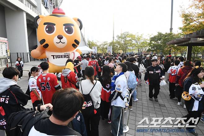 28일 광주 기아 챔피언스필드에서 열린 삼성과 KIA의 한국시리즈 5차전. 응원 머플러를 받기 위해 줄을 선 지정석 입장 관중. 광주=정재근 기자