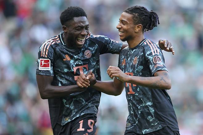 epa11617538 Michael Olise of Munich (R)  celebrates with Alphonso Davies of Munich (L) after scoring 0-4 goal during the German Bundesliga soccer match between SV Werder Bremen and FC Bayern Munich in Bremen, Germany, 21 September 2024.  EPA/CHRISTOPHER NEUNDORF CONDITIONS - ATTENTION: The DFL regulations prohibit any use of photographs as image sequences and/or quasi-video.







<저작권자(c) 연합뉴스, 무단 전재-재배포, AI 학습 및 활용 금지>