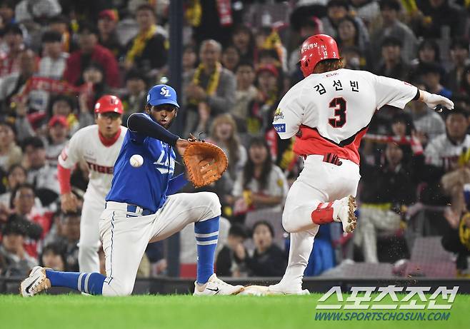 28일 광주 기아 챔피언스필드에서 열린 삼성과 KIA의 한국시리즈 5차전. 7회말 무사 김선빈이 3루 내야안타로 출루하고 있다. 광주=정재근 기자 cjg@sportschosun.com/2024.10.28/