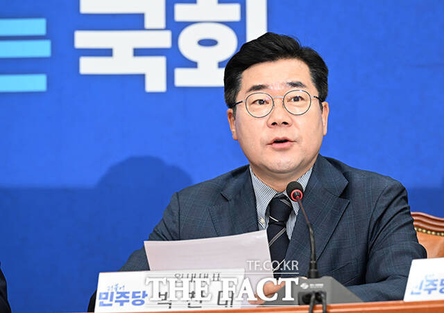 대통령실이 김건희 여사 모녀가 도이치모터스 주가조작으로 23억 원의 시세차익을 얻었다는 주장에 대해 "사실이 아니다"라고 반박하자 박찬대 더불어민주당 대표는 "뻔뻔한 거짓말"이라고 질타했다. /박헌우 기자