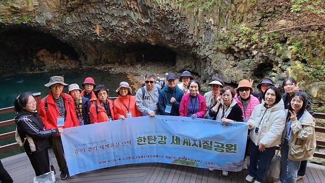 포천시는 지난 26일 소흘도서관에서 ‘우리 곁의 세계유산 산책: 한탄강 세계지질공원 탐방’을 실시하고 있다. ＜사진=포천시＞