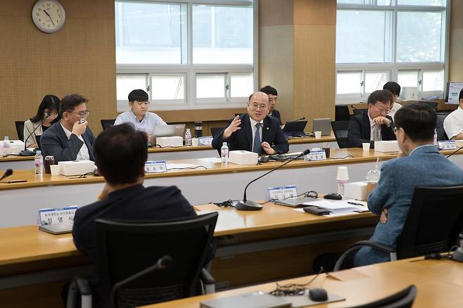 [서울=뉴시스] 이창윤 과학기술정보통신부 제1차관이 3일 서울 동작구 중앙대학교에서 열린 '이공계 대학원생 연구생활장려금 현장간담회' 에서 인사말을 하고 있다. (사진=과학기술정보통신부 제공) 2024.09.03. photo@newsis.com *재판매 및 DB 금지