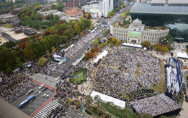 27일 서울 중구 세종대로와 서울광장 일대에서 ‘한국교회 200만 연합예배 및 큰 기도회’가 열리고 있다. 이 집회에 참석한 개신교도들은 ‘동성혼 법제화 반대’ ‘차별금지법 반대’ 등을 주장했다. 이날 서울 세종대로, 여의대로 등에서 열린 한국교회연합 집회에는 경찰 추산 약 23만5000명, 주최 측 추산 약 110만명이 참가했다. /뉴시스