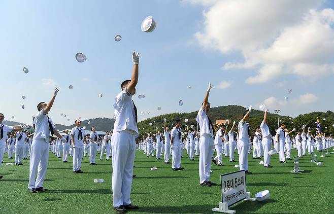 지난달 27일 경남 창원시 진해구 해군교육사령부 기초군사교육단 연병장에서 열린 '해군병 706기 수료식'에서 해군병들이 정모를 던지며 수료를 기뻐하고 있다. /해군