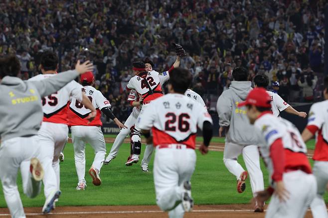 (서울=뉴스1) 장수영 기자 = 28일 오후 광주 기아챔피언스필드에서 열린 프로야구 '2024 신한 SOL 뱅크 KBO 포스트시즌' 한국시리즈 5차전 삼성 라이온즈와 KIA 타이거즈의 경기에서 7대5로 승리하며 통합 우승을 차지한 KIA 선수들이 자축하고 있다. 2024.10.28/뉴스1