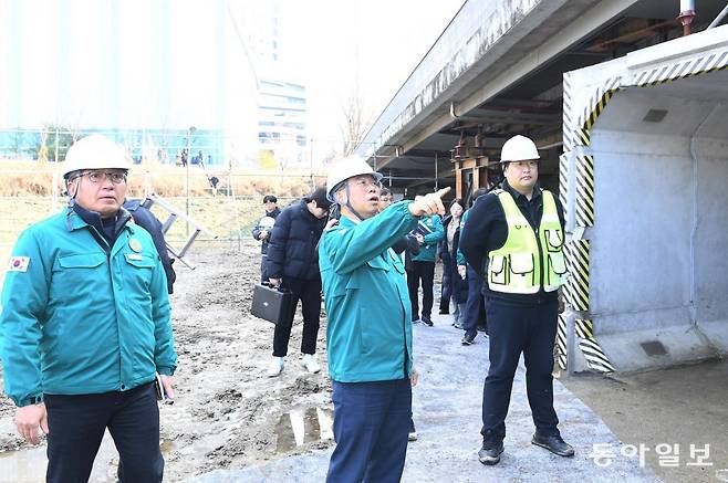 신상진 경기 성남시장이 올해 1월 수내교 공사 현장을 직접 점검하고 있다. 성남시 제공