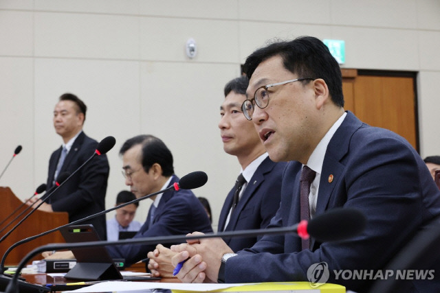 김병환 금융위원장이 지난 24일 오전 열린 국회 정무위원회의 종합감사에서 의원 질의에 답변하고 있다. [연합뉴스]