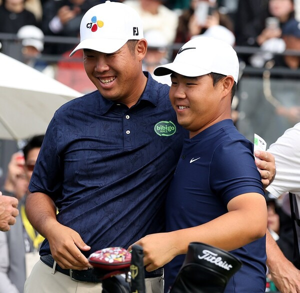 한국프로골프(KPGA) 투어와 DP월드투어가 공동 주관하는 2024년 제네시스 챔피언십에서 김주형 프로와 연장전 끝에 우승을 차지한 안병훈 프로가 최종라운드에서 경기하는 모습이다. 사진제공=KPGA