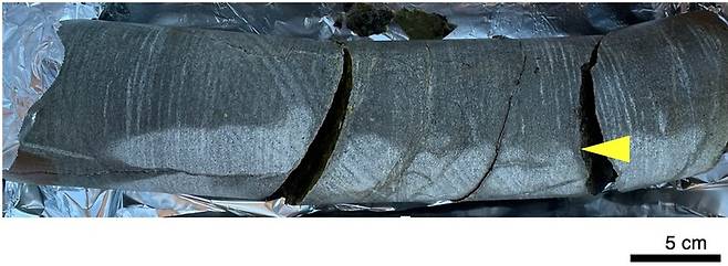 남아프리카공화국의 화성암지대 땅속에 구멍을 뚫어 채취한 길이 30㎝, 지름 85㎜의 암석. 도쿄대 제공