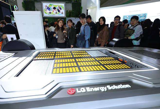 지난 3월 서울 강남구 코엑스에서 열린 ‘2024 인터배터리(INTER BATTERY)’ 엘지(LG)에너지솔루션 부스에 셀투팩(Cell To Pack) 컨셉의 배터리가 장착된 차량 플랫폼이 전시돼 있다. 연합뉴스