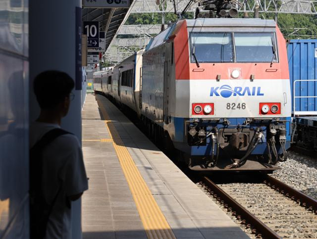 추석 연휴를 하루 앞둔 지난달 13일 서울발 부산행 무궁화호 열차가 대전역에 들어오고 있다. 연합뉴스