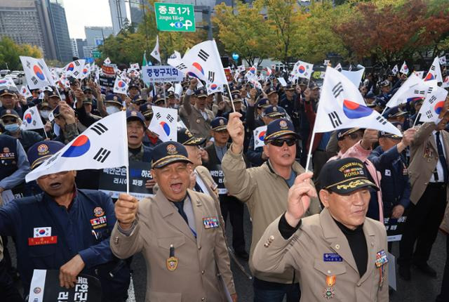 대한민국월남전참전자회 회원들이 28일 서울 중구 세종대로에서 북한 러시아 파병 규탄 궐기대회를 하고 있다. 올해 월남전 참전 60주년을 맞아 국가보훈처가 생존 참전 유공자들에게 지급한 연갈색의 이른바 '영웅 제복'을 입은 이들도 보인다. 뉴스1