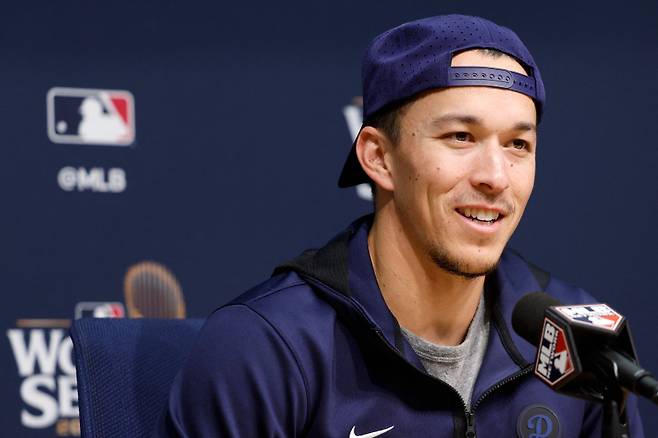 에드먼(왼쪽)이 27일(한국시간) 양키스와 월드시리즈 2차전 승리 후 공식 기자회견에 참석하고 있다. AFP=연합뉴스&nbsp;