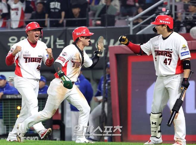 2024 프로야구 KBO 포스트시즌 KIA타이거즈와 삼성라이온즈의 한국시리즈(KS) 5차전 경기가 28일 오후 광주 기아챔피언스필드에서 열렸다.5회말 2사 만루 김도영 타석 때 투수 김윤수의 공이 뒤로 빠지자 3루 주자 김태군에 이어 2루 주자 박찬호가 홈으로 동점을 만들고 환호하고 있다.광주=김민규 기자 mgkim1@edaily.co.kr /2024.10.28/