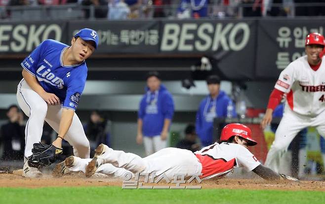 2024 프로야구 KBO 포스트시즌 KIA타이거즈와 삼성라이온즈의 한국시리즈(KS) 5차전 경기가 28일 오후 광주 기아챔피언스필드에서 열렸다. 5회말 2사 만루 김도영 타석 때 투수 김윤수의 공이 뒤로 빠지자 3루 주자에 이어 2루 주자 박찬호가 홈으로 뛰어 세이프하며 동점을 만들고 있다. 광주=김민규 기자 mgkim1@edaily.co.kr /2024.10.28/