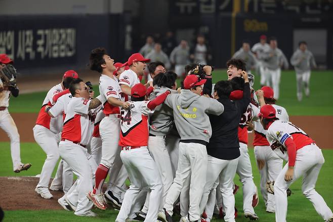 <yonhap photo-6024="">28일 광주 기아챔피언스필드에서 열린 2024 신한 SOL뱅크 KBO 포스트시즌 한국시리즈 5차전 삼성 라이온즈와 KIA 타이거즈의 경기. 삼성에 승리하며 7년 만에 통합우승을 달성한 KIA 선수들이 기뻐하고 있다. </yonhap>