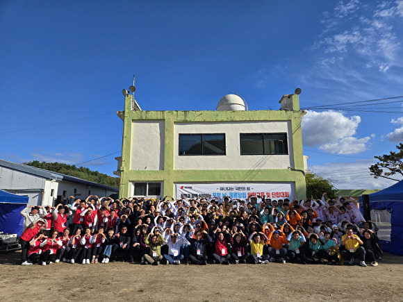 지난 26일 국민의힘 포항 남구·울릉군 '2024 당원교육 및 단합대회' 참석자들이 단체 기념사진을 찍고 있다. [사진=이상휘 국회의원 사무실]