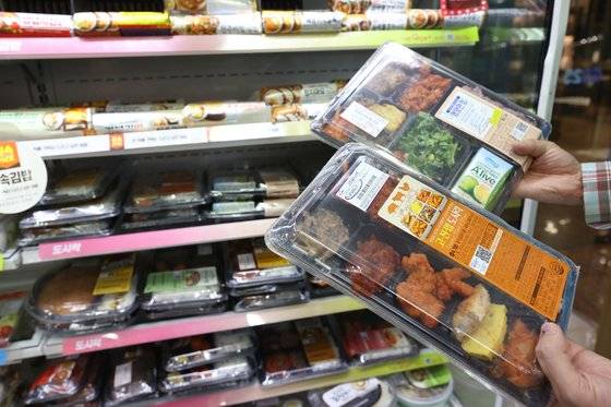 신한은행의 '보통사람 금융생활 보고서' 따르면 직장인 10명 중 7명은 점심값을 줄이기 위해 노력하고 있다고 응답했다. 대표적인 방법은 도시락 싸기, 편의점 이용하기 등이다. 사진은 서울의 한 편의점에 도시락 등 음식이 진열되어 있는 모습. 사진 연합뉴스