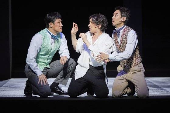 첫 연극 '햄릿'에서 조승우는 광기부터 어수룩한 익살까지 천의 얼굴을 오간다. 사진 예술의전당