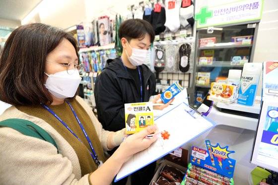 한 편의점에서 보건소와 구청 관계자들이 안전상비의약품 판매 실태를 점검하고 있다. 연합뉴스