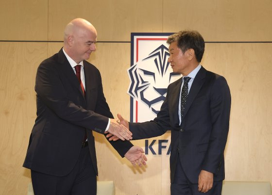 축구회관을 방문한 잔니 인판티노(왼쪽) FIFA 회장과 정몽규 대한축구협회 회장. 연합뉴스