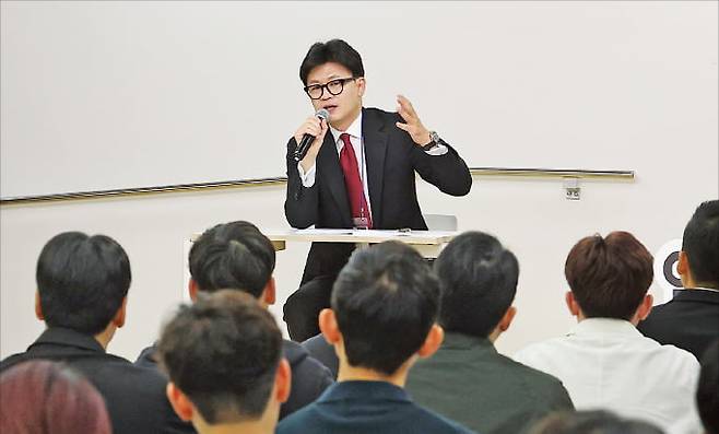 한동훈 국민의힘 대표가 27일 서울 성동구의 한 공유오피스에서 열린 행사에서 20·30대 청년들의 질문에 답하고 있다.  연합뉴스