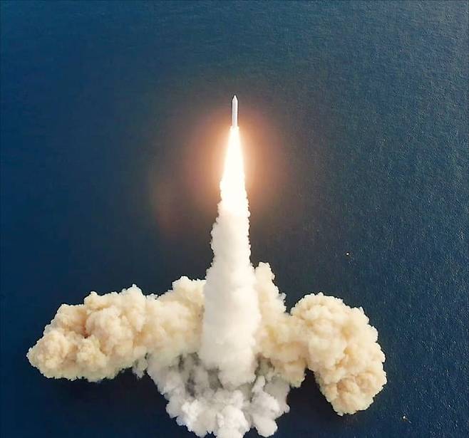 한화시스템이 2023년 12월 제주도 해상에서 소형 SAR 위성을 우주로 발사한 모습. 사진=국방부