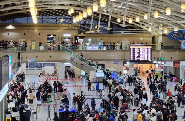 김해공항 국제선에서 탑승을 기다리는 승객들.