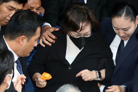 Yongsan District Office Chief Park Hee-young, who was accused of a poor response to the Itaewon crowd crush disaster, leaves the Seoul Western District Court in Mapo District, western Seoul, after completing a sentencing hearing on Monday. [NEWS1]