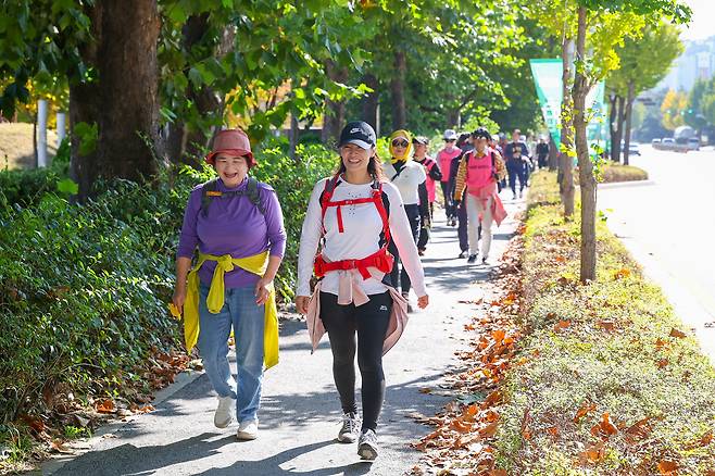 Participants of the 30th Wonju Two Days Walk festival on Sunday. [WONJU CITY GOVERNMENT]