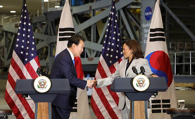 South Korean President Yoon Suk Yeol, left, shakes hands with U.S. Vice President Kamala Harris at NASA's Goddard Space Flight Center in Maryland on April 25, 2023, during his state visit to the United States. [KANG JEONG-HYUN]