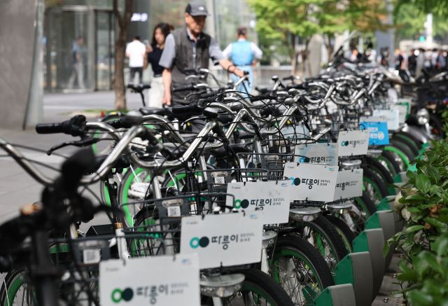 서울시민들이 지난 6월 24일 오전 종로구 광화문광장 인근 따릉이 대여소에서 따릉이를 이용하고 있다. 연합뉴스