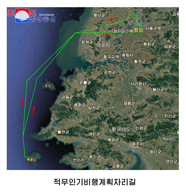 북한 국방성 대변인이 평양에 추락한 무인기를 분해해 비행조종프로그램을 분석한 결과 서해 백령도가 이륙 지점인 것을 확인했다며 내놓은 비행경로 그래픽. 연합뉴스