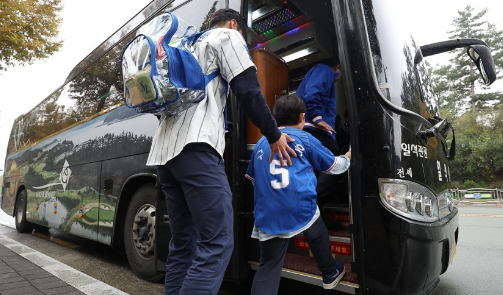 한국시리즈 5차전 광주 원정 응원 나서는 삼성 대구팬들/사진=연합뉴스