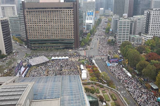 27일 오후 서울 중구 서울광장 일대에서 개신교계 임의 단체인 ‘한국교회 200만 연합예배 및 큰 기도회 조직위원회’가 동성결혼 합법화와 차별금지법 제정 반대를 촉구하는 집회를 열고 있다. [연합뉴스]