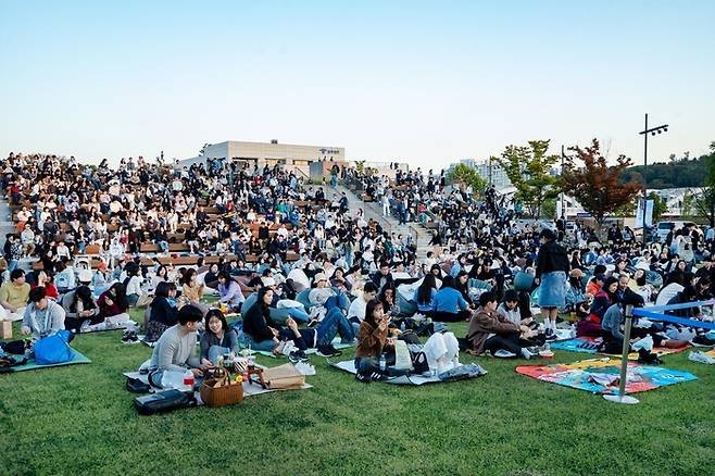 기아, 다문화 가정 위한 행사 열어 기아는 지난 26일 서울 용산구 이촌동 노들섬에서 다문화 가정에 대한 인식 개선을 위한 ’하모니움 페스티벌‘ 행사를 개최했다. 행사에 참석한 시민들이 무대위에서 펼쳐지는 공연을 보고 있다. <기아>