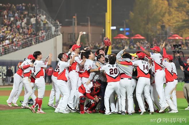 [광주=뉴시스] 김금보 기자 = 28일 광주 북구 광주-기아챔피언스필드에서 열린 2024 KBO 포스트시즌 한국시리즈 5차전 삼성 라이온즈와 KIA 타이거즈의 경기에서 7-5로 승리하며 우승을 확정 지은 KIA 선수들이 기뻐하고 있다. 2024.10.28. kgb@newsis.com /사진=김금보