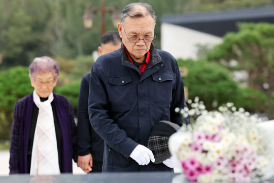 27일 오후 광주 북구 국립 5·18 민주묘지에서 5·18 당시 광주에 투입됐던 계엄군이 참배하고 있다. 연합뉴스