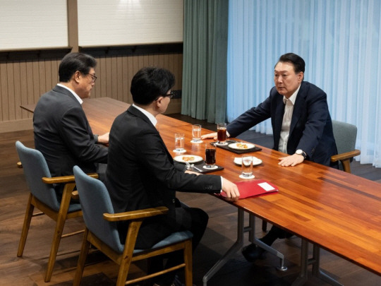 윤석열 대통령이 21일 서울 용산 대통령실 파인그라스에서 한동훈 국민의힘 대표와 면담하고 있다. 정진석 대통령 비서실장이 배석했다. 대통령실 제공