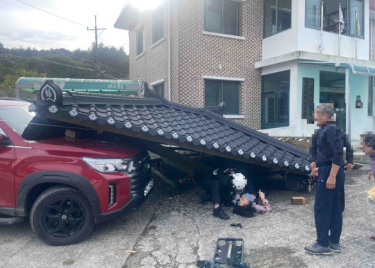 무너진 정자 아래서 구조작업 하는 119대원. 강원특별자치도 제공