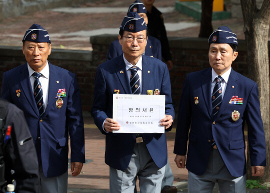 ㅍ 신상태(가운데) 대한민국재향군인회 회장과 회원들이 28일 서울 중구 주한 러시아대사관 인근에서 열린 러시아의 북한군 파병 수용 규탄 집회를 마친 뒤 항의서한을 전달하기 위해 대사관으로 향하고 있다. 뉴시즈 제공