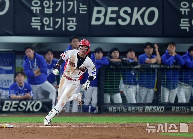 [광주=뉴시스] 김명년 기자 = 28일 광주 북구 광주-기아챔피언스필드에서 열린 2024 KBO 포스트시즌 한국시리즈 5차전 삼성 라이온즈와 KIA 타이거즈의 경기, 8회말 1사 주자 1루 상황 기아 박찬호가 1타점 적시타를 치고 진루하고 있다. 2024.10.28. kmn@newsis.com