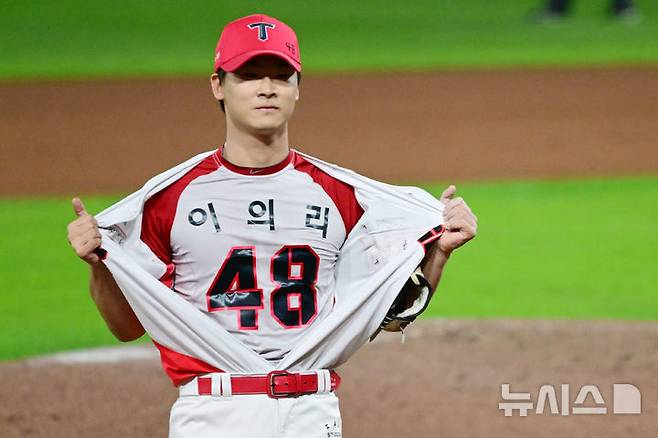 [광주=뉴시스] 이영주 기자 = 28일 광주 북구 광주-기아챔피언스필드에서 열린 2024 KBO 포스트시즌 한국시리즈 5차전 삼성 라이온즈와 KIA 타이거즈의 경기, 6회 초 KIA 투수 곽도규가 이닝을 마치고 덕아웃으로 돌아가며 동료 투수 이의리의 이름이 새겨진 유니폼을 보여주고 있다. 2024.10.28. leeyj2578@newsis.com